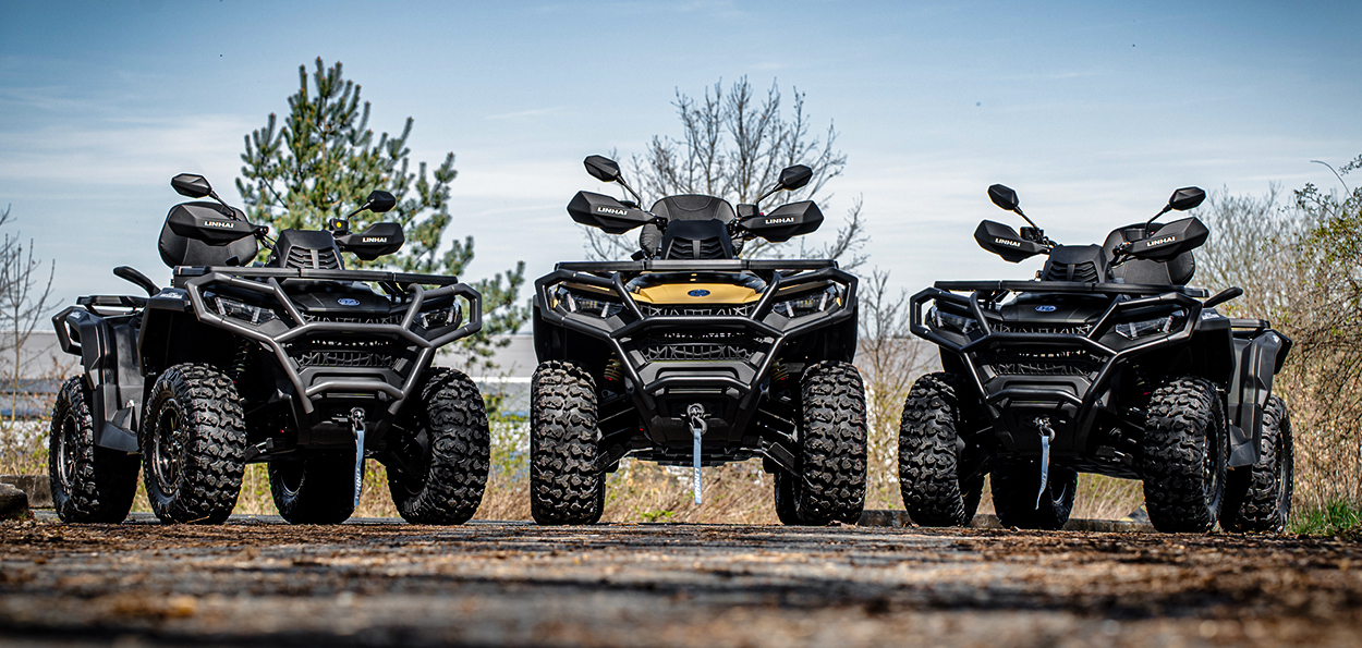 Trzy modele Linhai Landforce 1000L EPS ustawione obok siebie – wersje czarna, piaskowa i zielona