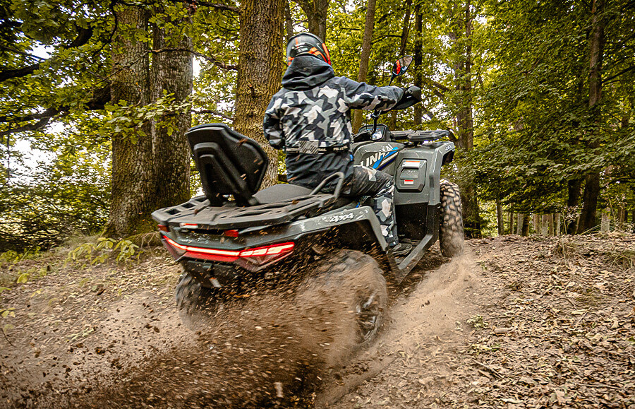 Linhai Landforce 550L EPS ABS w akcji – jazda terenowa od tyłu z rozbryzgami ziemi