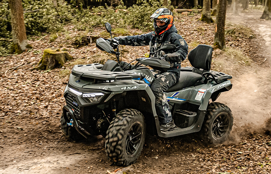 Linhai Landforce 550L EPS ABS w lesie – kierowca pokonuje leśną ścieżkę, ujęcie 3/4 z przodu