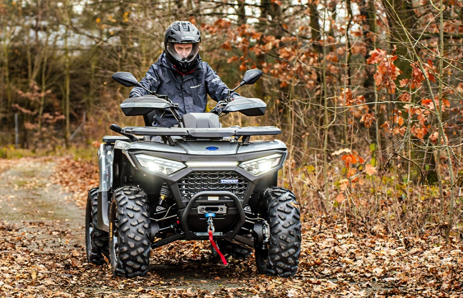 Linhai Landforce 650L EPS w akcji – kierowca w kasku na leśnej ścieżce, ujęcie z przodu