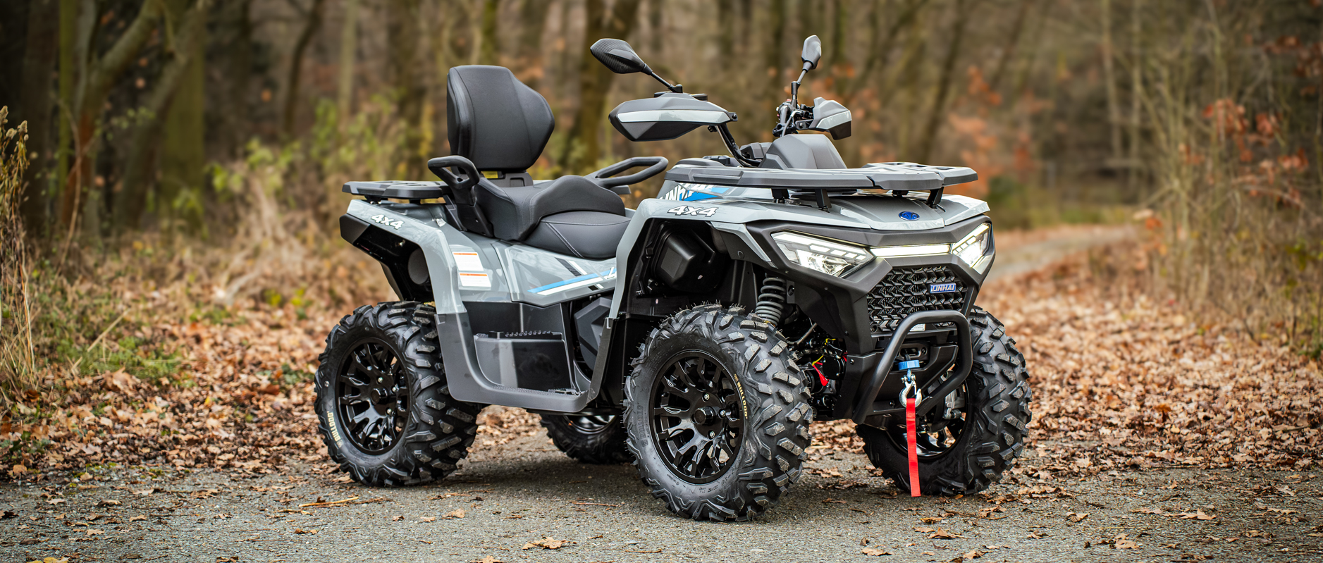 Linhai Landforce 650L EPS w terenie leśnym – ujęcie 3/4 z przodu, napęd 4×4 z wyciągarką
