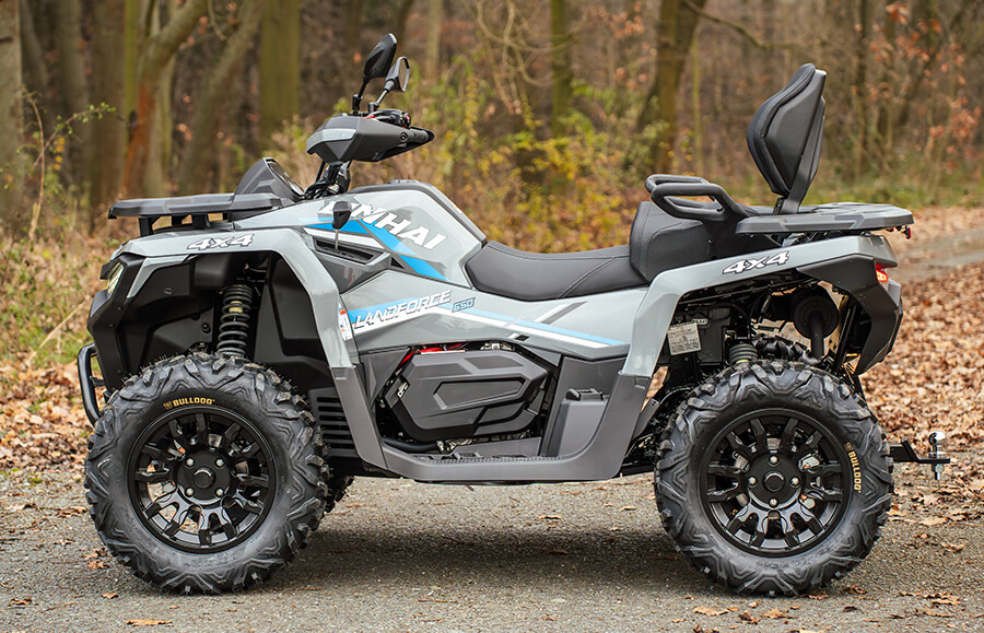 Linhai Landforce 650L EPS – widok z boku, szara wersja z napędem 4×4 i felgami Bulldog