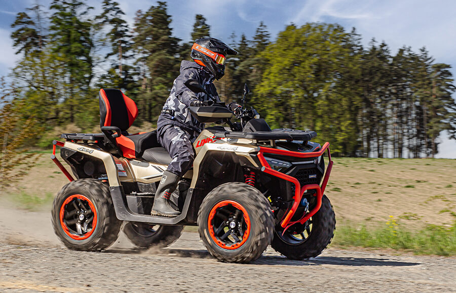 Linhai Landforce 650L Pro EPS ABS w akcji – dynamiczna jazda po szutrowej drodze, ujęcie z boku