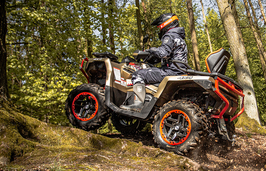 Linhai Landforce 650L Pro EPS ABS pokonujący strome leśne wzniesienie – wersja golden/red w akcji terenowej