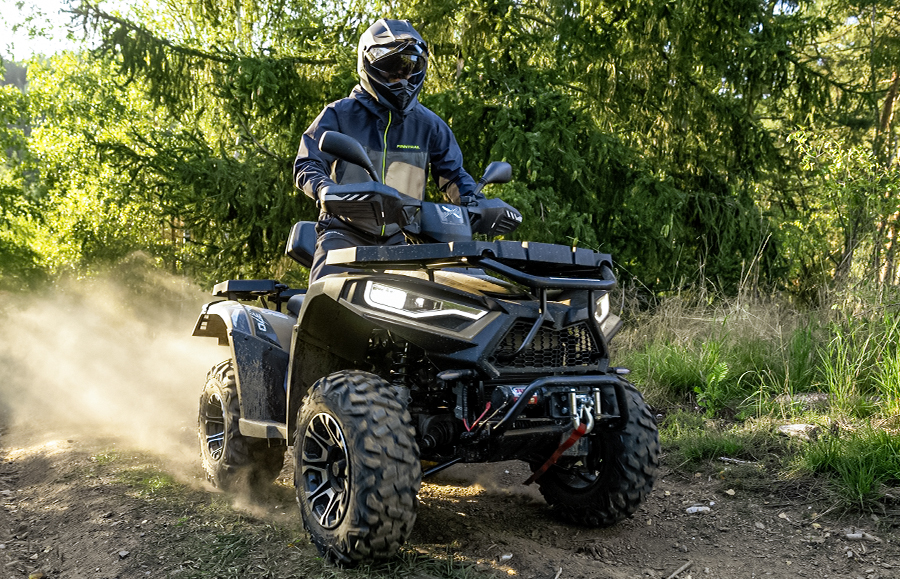 Linhai Promax 420 w akcji – dynamiczna jazda po leśnej drodze z chmurą kurzu