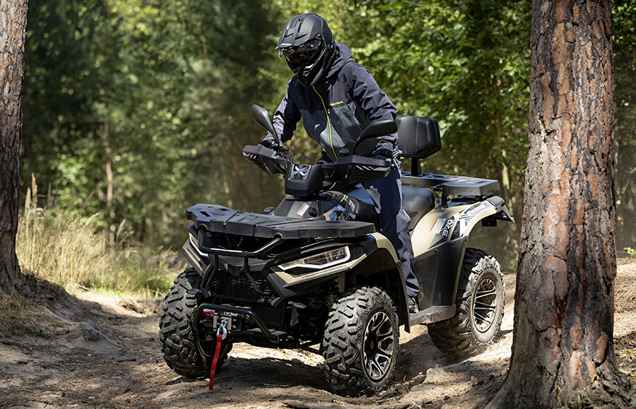 Linhai Promax 420 w sosnowym lesie – kierowca pokonuje leśną ścieżkę między drzewami