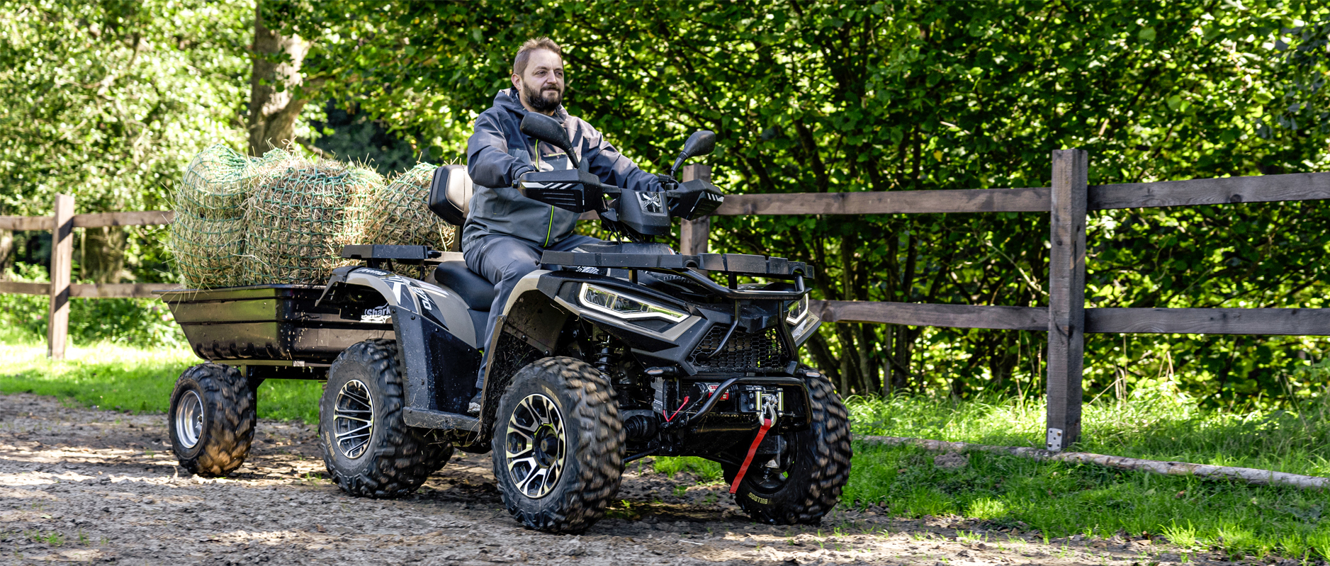 Linhai Promax 420 z podpiętą przyczepą rolniczą – transport beli siana w gospodarstwie