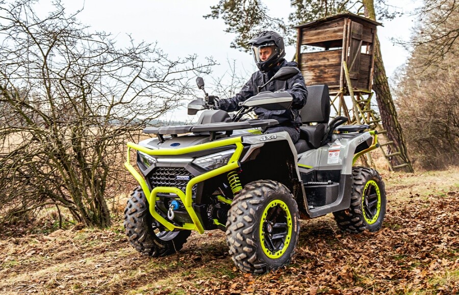 Linhai Landforce 650L Pro EPS CAMO podczas polowania – quad w terenie leśnym przy ambonie myśliwskiej, wersja myśliwska 4×4