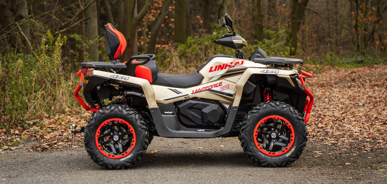 Linhai Landforce 650L Pro EPS CAMO – widok z boku wersji golden/red z czerwonym orurowaniem i felgami beadlock w jesiennym lesie